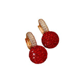 Orecchini dorati con sfera rossa in cristalli – Glamour sfavillante - Come Moon 
