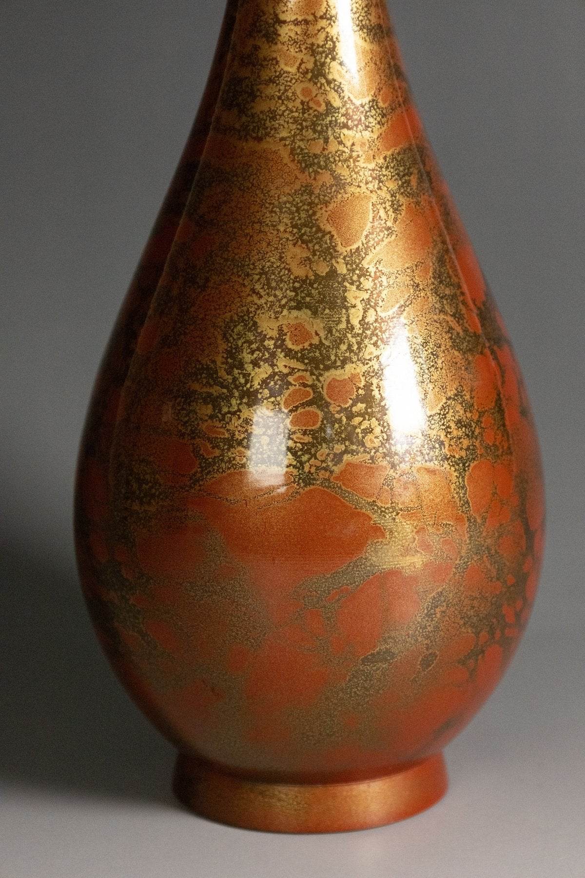 Vaso in bronzo fuso con smalto rosso e oro – Giappone, Shoei Yao - Come Moon 