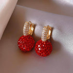 Orecchini dorati con sfera rossa in cristalli – Glamour sfavillante - Come Moon 