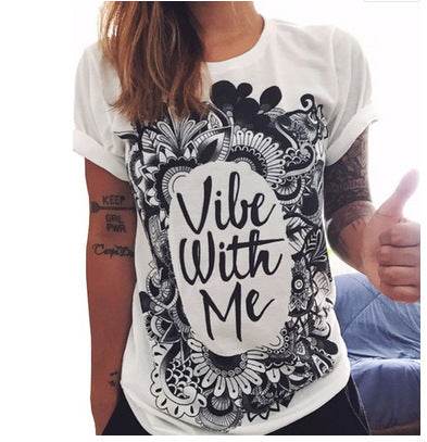 T-shirt "Vibe With Me" - Stile artistico in bianco e nero