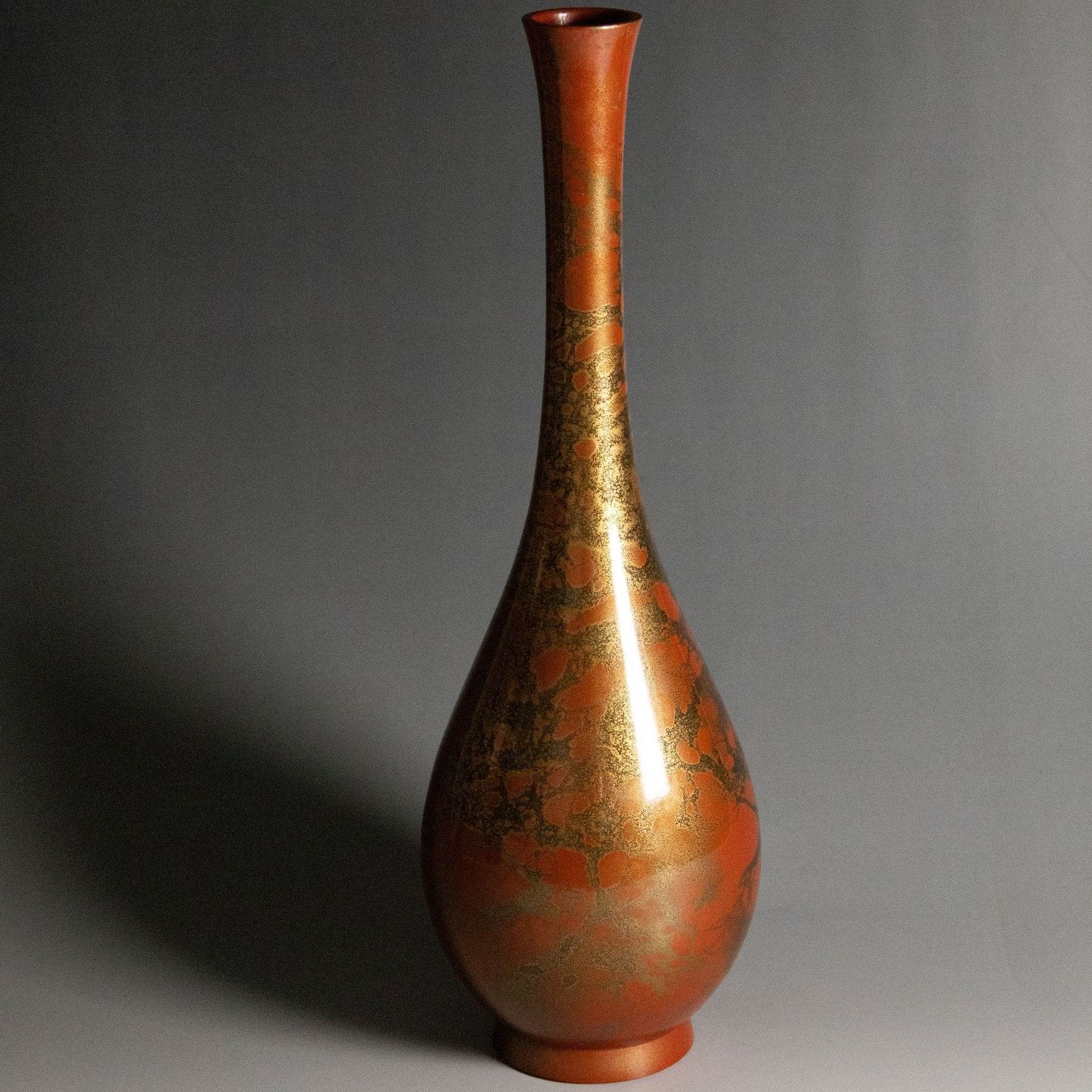 Vaso in bronzo fuso con smalto rosso e oro – Giappone, Shoei Yao - Come Moon 