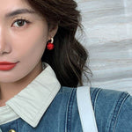 Orecchini dorati con sfera rossa in cristalli – Glamour sfavillante - Come Moon 