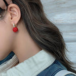Orecchini dorati con sfera rossa in cristalli – Glamour sfavillante - Come Moon 