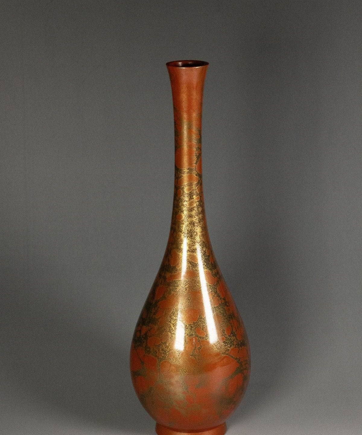 Vaso in bronzo fuso con smalto rosso e oro – Giappone, Shoei Yao - Come Moon 