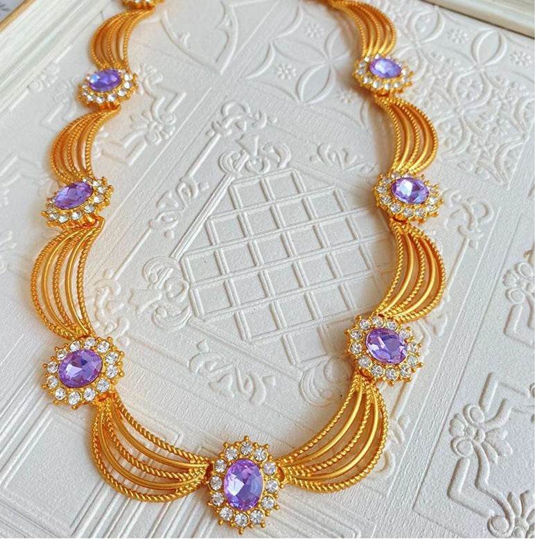 Collana Reale con Cristalli Viola e Dettagli Dorati - Come Moon 