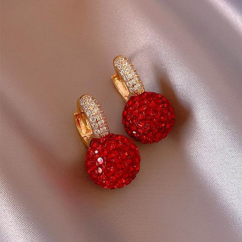 Orecchini dorati con sfera rossa in cristalli – Glamour sfavillante - Come Moon 
